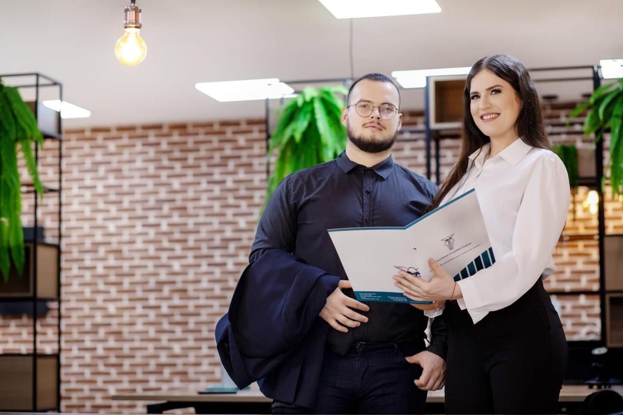Equipe Elleven trabalhando no escritório